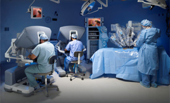 Medical staff using the da Vinci surgical system.