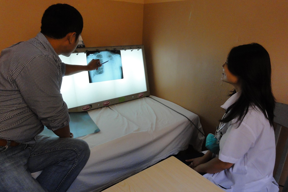 A doctor shows a medical imaging result to a patient